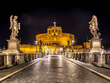 Roma 'daki Sant' Angelo Kalesi 'nin önündeki köprüde kimse yok.