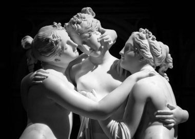 Milan, İtalya - Haziran 2020: Antonio Canovas Üç Zarafet - Le tre Grazie heykeli. 1814-1817 yılları arasında Roma 'da yapılan üç mitolojik kömürün mermerden yapılmış Neoklasik heykeli.