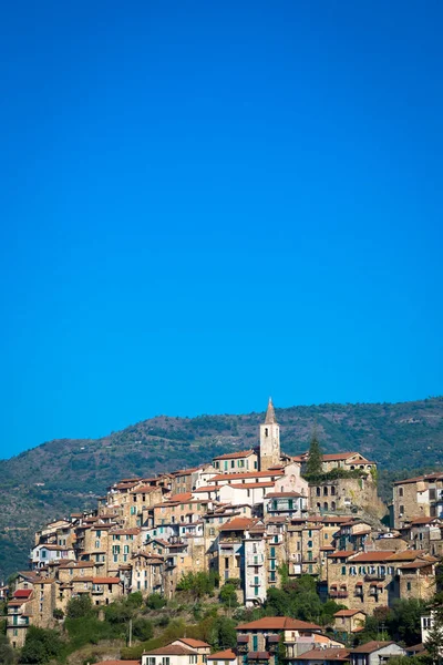 Apricale Italy Circa August 2020 由意大利利古里亚地区的石头建成的传统古老村庄 蓝天和彩色空间 — 图库照片