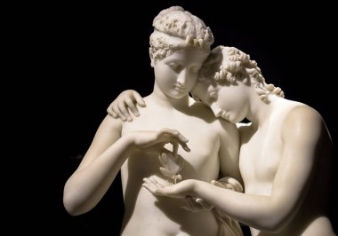 MİLAN, İtalya - Haziran 2020. Antonio Canova 'nın başyapıtı Cupid ve Psyche (Amore e psiche, 1797), sonsuz aşkın sembolü. Ruh Eros 'un sol elini kaldırır ve avucuna bir kelebek yerleştirir. Kelebek ruhunu sembolize eder. 