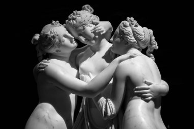 Milan, İtalya - Haziran 2020: Antonio Canovas Üç Zarafet (Le tre Grazie) heykeli. 1814-1817 yılları arasında Roma 'da yapılan üç mitolojik kömürün mermerden yapılmış Neoklasik heykeli.