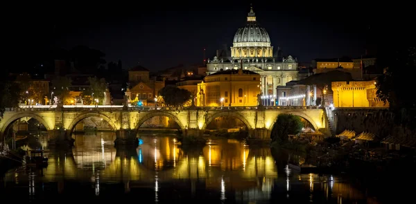 Watykan Rzym Kopuła Piotra Nocą Refleksja Mostowa Nad Rzeką Tevere — Zdjęcie stockowe