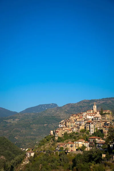 Apricale Italy Circa August 2020 由意大利利古里亚地区的石头建成的传统古老村庄 蓝天和彩色空间 — 图库照片