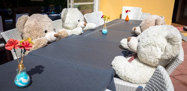 Egy Csapat Teddy Bears Asztalnál Készen Állnak Egy Ebédre Vagy — Stock Fotó