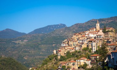 Nisan, İtalya - CIRCA AĞUSTOS 2020: İtalya Liguria bölgesinde mavi gökyüzü ve kopyalanmış taşlardan oluşan geleneksel eski köy