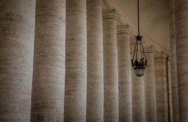 Vatikan, Roma 'daki Aziz Peter Meydanı, Bernini tarafından yapılan yarı dairesel sütunlarla sınırlıdır..