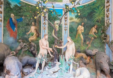 Varallo 'daki Sacro Monte, Nasıra, Beytüllahim, Pilates Evi, Calvary, Sepulchre ve Parellas evlerinde bulunan ve 800' den fazla gerçek boyutunda heykel bulunan büyük anıtsal komplekslere yerleştirilmiş 45 şapelden oluşuyor..