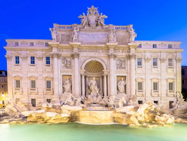 意大利 意大利古典风格巴洛克建筑的杰作 夜色之泉 — 图库照片