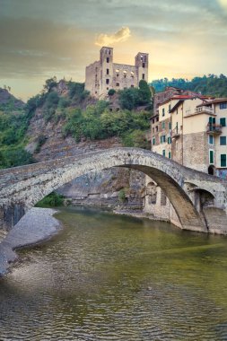 DOLCEACQUA, ITALY - CIRCA AĞUSTOS 2020: Taşlardan yapılmış antik Roma köprüsü ve kalesi ile Dolceacqua panoraması