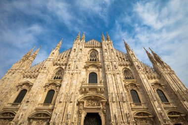Milan Katedrali (Duomo di Milano) metin için kopyalama alanı ile. Mavi gökyüzü arkaplanı ve günbatımı ışığı.
