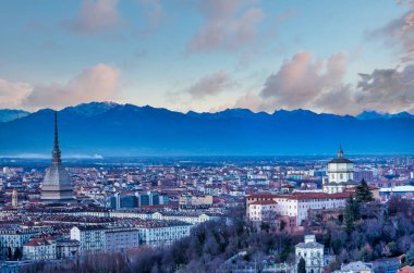 TURIN, İtalya - CIRCA AĞUSTOS 2020: günbatımında ufuk çizgisi olan panoramik manzara. Arka planda harika Alpler.