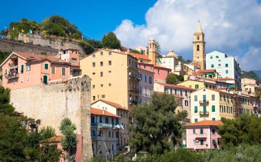 VENTIMIGLIA, ITALY - CIRCA AĞOS 2020: Liguria Bölgesi 'ndeki Ventimiglia köyünün panarama' sı, mavi gökyüzü ile güneşli bir gün
