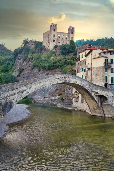 Dolceacqua Olaszország Circa August 2020 Dolceacqua Panoráma Ókori Római Kőhíddal — Stock Fotó