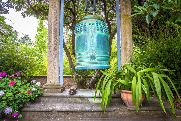 Ventimiglia Italy Circa August 2020 日本古老的钟位于汉姆伯雷花园 精美的青铜制作 它似乎来自日本中部一座被大火烧毁的佛寺 — 图库照片