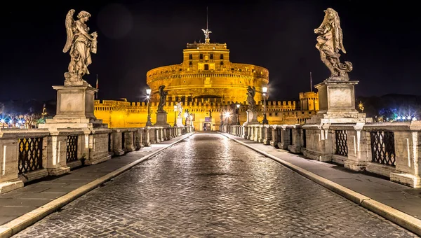 Nikt Nocy Moście Przed Zamkiem Świętego Anioła Rzymie — Zdjęcie stockowe