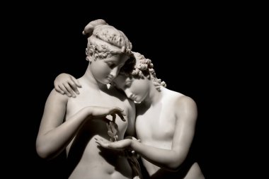MİLAN, İtalya - Haziran 2020. Antonio Canova 'nın başyapıtı Cupid ve Psyche (Amore e psiche, 1797), sonsuz aşkın sembolü. Ruh Eros 'un sol elini kaldırır ve avucuna bir kelebek yerleştirir. Kelebek ruhunu sembolize eder. 