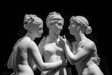 Milan, İtalya - Haziran 2020 - Bertel Thorvaldsens heykeli The Three Graces. Neoklasik heykel, mermerden, mitolojik üç kömürün.