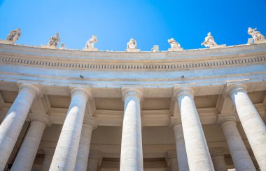 Roma, Vatikan Devleti. Saint Peter Meydanı sütunlarının ayrıntıları ve mavi üzerine telif alanı