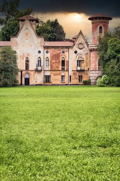 Włochy Miradolo Circa Serca 2020 Gotycki Zamek Wzorowany Włoskim Ogrodzie — Zdjęcie stockowe