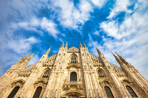 ミラノ大聖堂 ドゥオモ ミラノ テキスト用のコピースペース 青空の背景と日没の光 — ストック写真