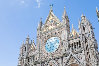 İtalya 'daki Siena Katedrali. Mavi gökyüzü olan beyaz misketler, Toskana 'nın ünlü simgesi.