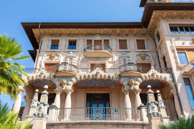 Imperia, İtalya - 14 Ağustos 2023 Villa Grock. Ünlü palyaçonun tarihi evi, mavi gökyüzü güneşli bir gün.