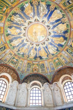 RAVENNA, ITALY - 12 Haziran 2024: Neonian Baptistery 'deki mozaik, Ravenna Katedrali' nin yanında duruyor.
