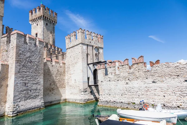 Sirmione, İtalya - Haziran 2024: Antik Sirmione Kalesi, popüler turistik bölge, mavi gökyüzü