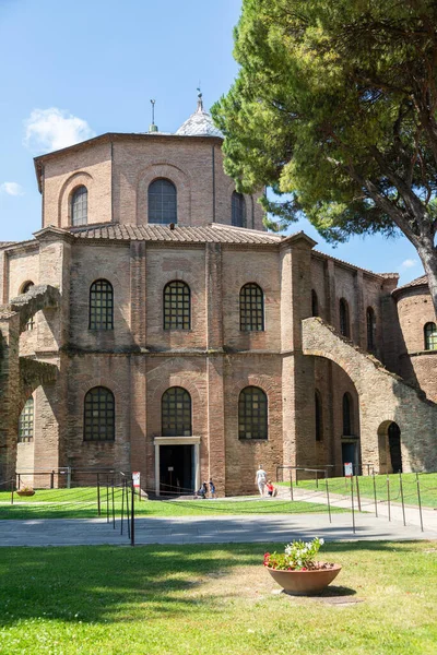 RAVENNA, İTALYA - 12 Haziran 2024: San Vitale Bazilikası, antik mozaikleriyle ünlü, mavi gökyüzü ile dış görünüşü