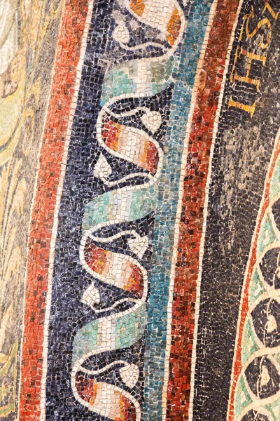 RAVENNA, İTALYA - 12 Haziran 2024: Neonian Baptistery 'de Ravenna Katedrali' nin yanındaki mozaik detay tasarımı