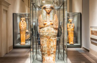 Torino, İtalya - Mısır Müzesi 'ndeki tabut galerisi.