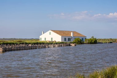Comacchio lagünü, İtalya - 28 Temmuz 2024: geleneksel yılan balığı avlama istasyonu