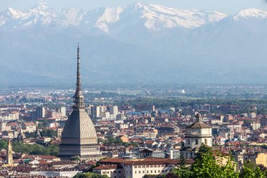 Torino, İtalya - Mayıs 2025: Köstebek Antonelliana tarihi ve arka planda Alpler. Mavi gökyüzü, panoramik manzara, insan yok..