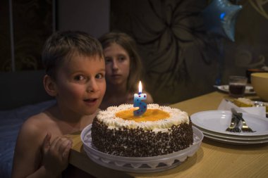 Doğum günü pastası üzerine de mum dışarı üfleme