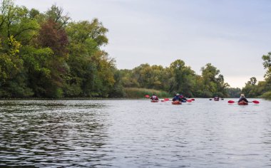 Kayaks Dnieper Nehri boyunca Khortitsa Adası'nda yelken. Sonbahar manzara
