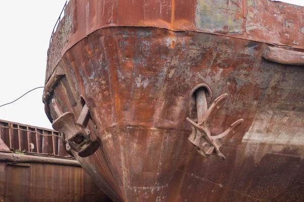 Cerca de dos anclas oxidadas viejas en el barco oxidado abandonado roto — Foto de Stock