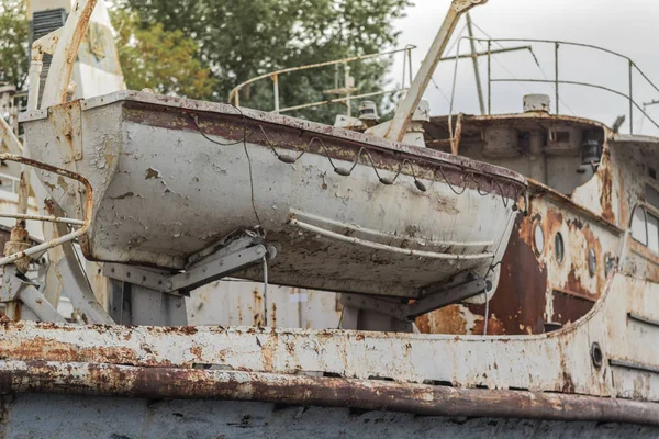 Rusty resistido viejo barco de pesca blanco en el puerto en el río Dnieper, Ucrania — Foto de Stock