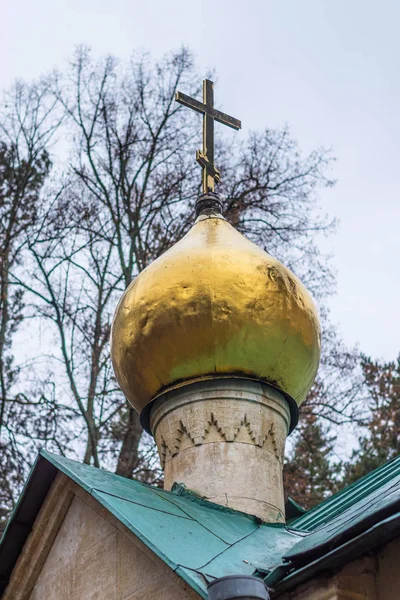 La cúpula Spaso-Preobrazhenskaya iglesia en la finca de Natalev — Foto de Stock