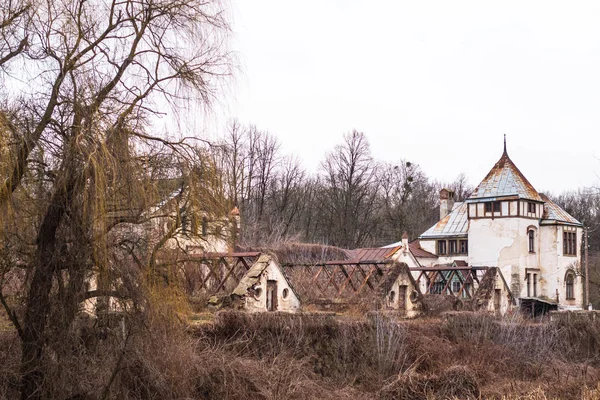 Una vista del viejo invernadero abandonado y la casa de los jardineros — Foto de Stock
