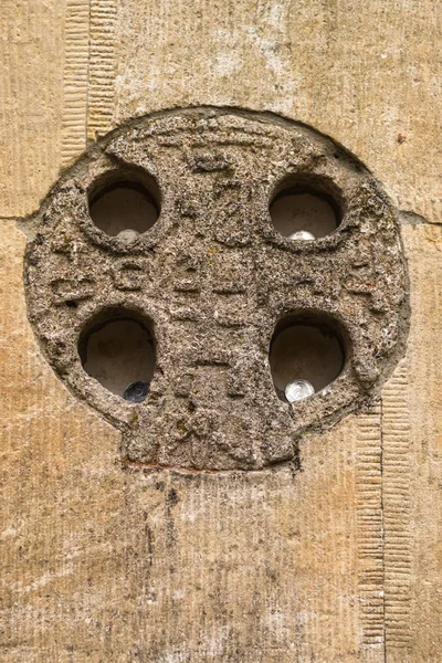 Detalhe da cruz maltesa de alívio em uma parede de pedra igreja de Spaso-Preobrazhenskaya na propriedade de Natalevka. Região de Kharkov, Ucrânia — Fotografia de Stock