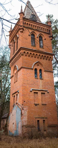 Antigua torre de agua abandonada en estilo gótico en la finca de N — Foto de Stock