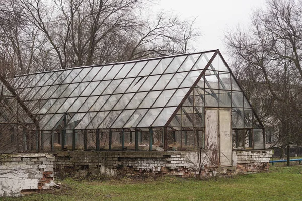 La construction de deux serres en verre abandonnées et détruites — Photo