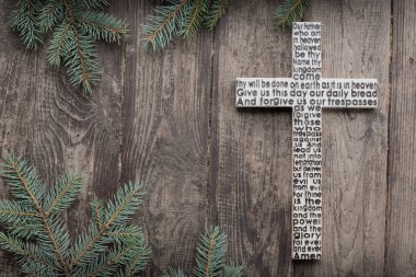 Beyaz ahşap çarmıhta Lordlar dua ile eski püskü ahşap tahta köknar ağacı dalları arka plan ile