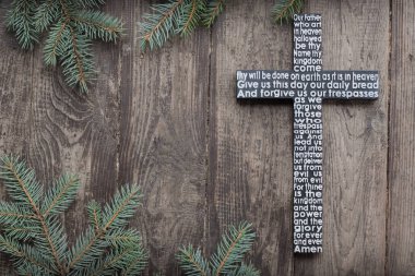 Eski ahşap çapraz köknar ağacı dalları arka plan ile eski püskü koyu ahşap tahta üzerinde Lordlar dua ile