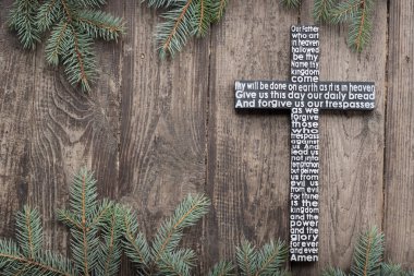 Ahşap çarmıhta köknar ağacı dalları arka plan ile eski püskü koyu ahşap tahta Lordlar dua ile