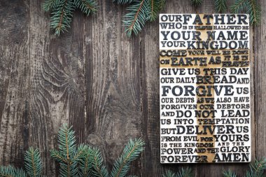 Köknar ağacı dalları arka plan ile eski yıpranmış ahşap tahta Lords Prayer ahşap oyma kelime