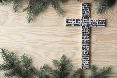 Beyaz ahşap çarmıhta Lordlar dua ile eski püskü ahşap tahta köknar ağacı dalları arka plan ile