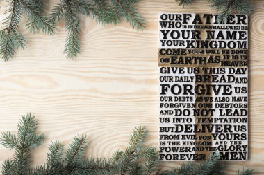 Lordlar namazın söylememle köknar ağacı dalları arka plan ile eski püskü ahşap tahta oyma ahşap