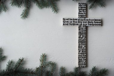 Beyaz ahşap çarmıhta Lordlar dua ile eski püskü ahşap tahta köknar ağacı dalları arka plan ile