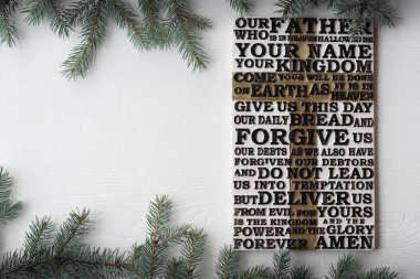 Lordlar namazın söylememle köknar ağacı dalları arka plan beyaz ahşap tahta oyma ahşap